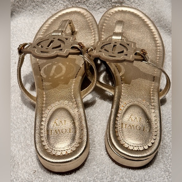Sale! Perfect for summer! Crown & Ivy Wylie Thong metallic gold Sandal, size 7.5 - Picture 3 of 4